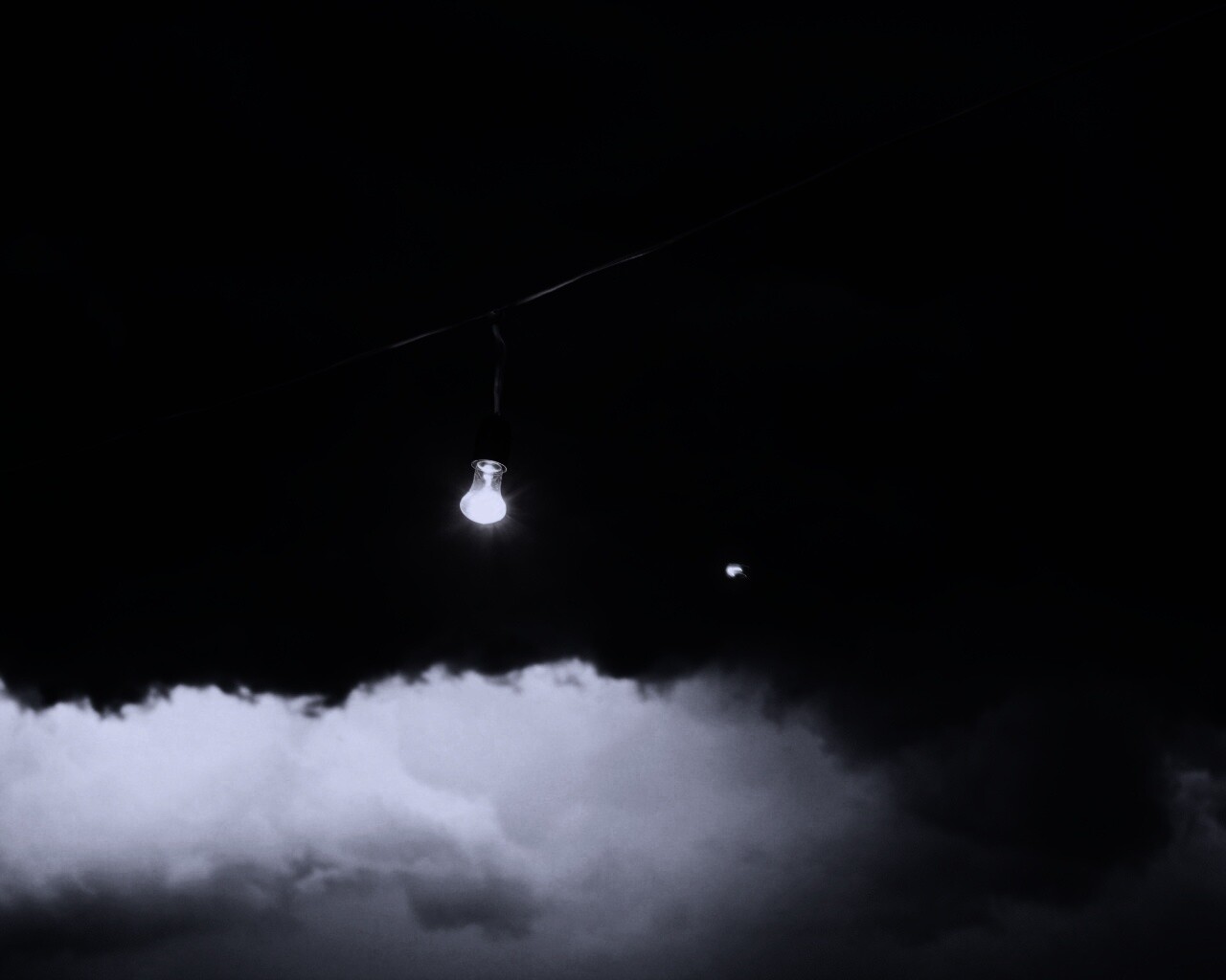 Лампочка на фоне туч обои