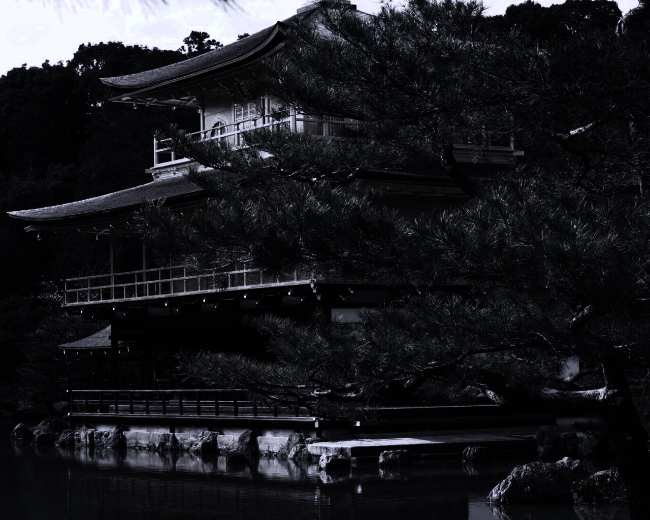 Пагода на берегу озера обои