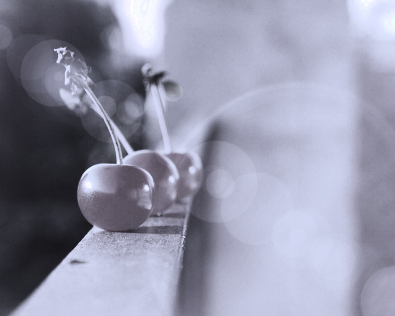 Вишенки на перилах обои