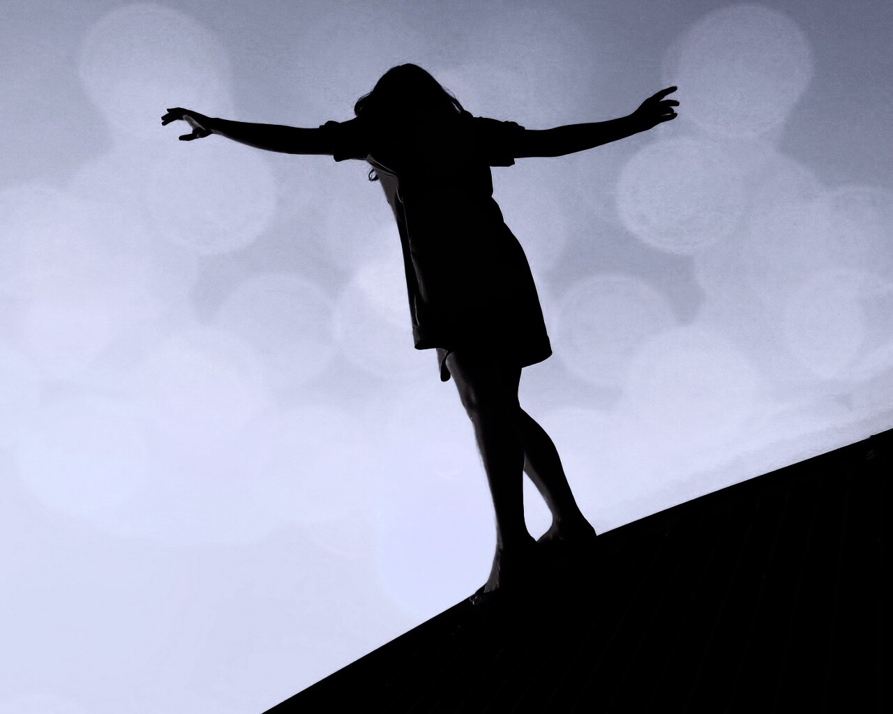 Девушка на крутой крыше обои