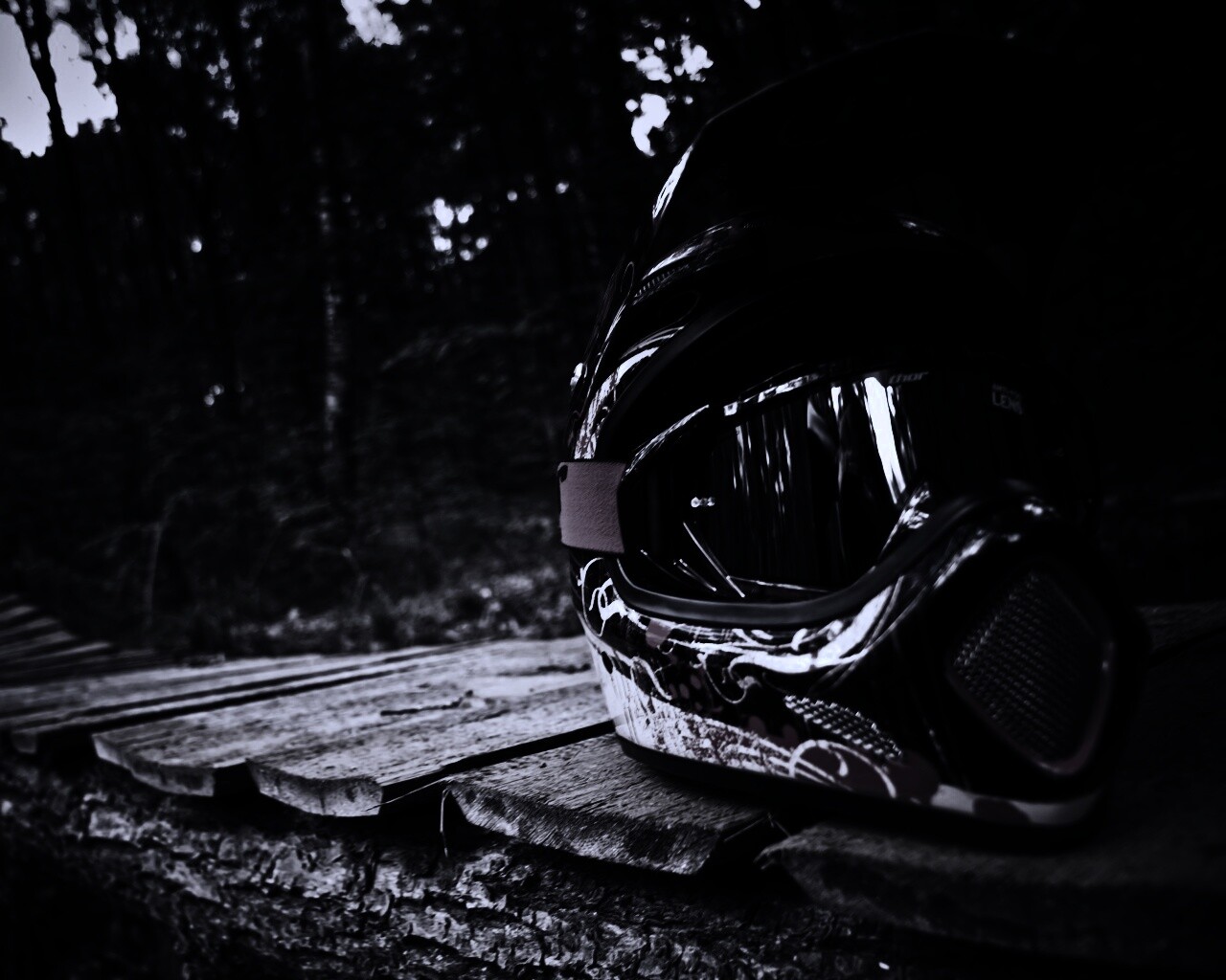 Шлем на лесной велотрассе обои