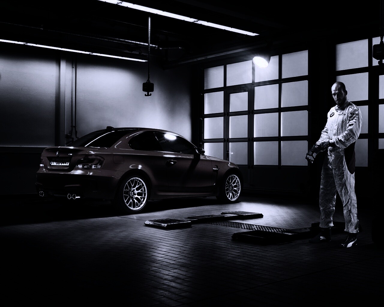 Гонщик и BMW M1 в гараже обои
