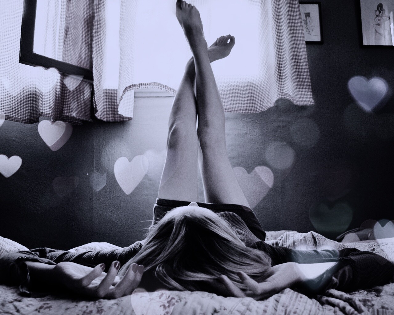 Девушка в постели обои