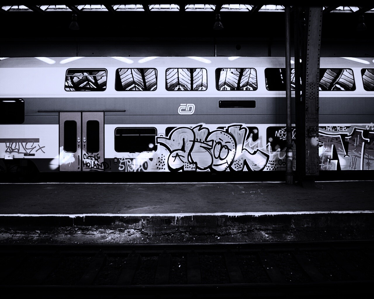 Изрисованный вагон метро обои