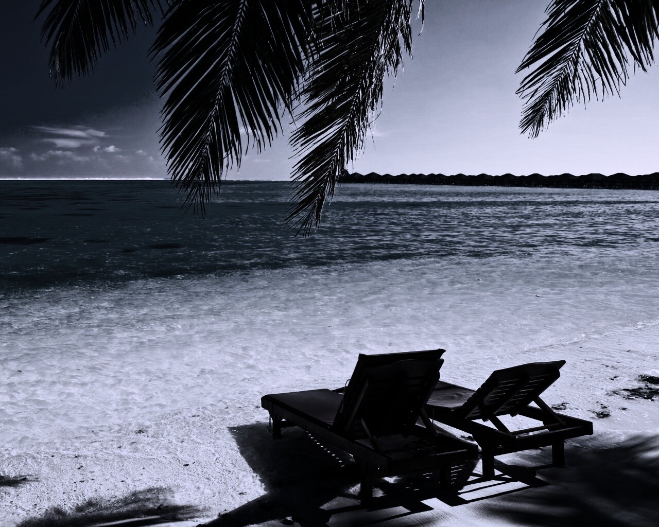 Шезлонги у самой воды обои