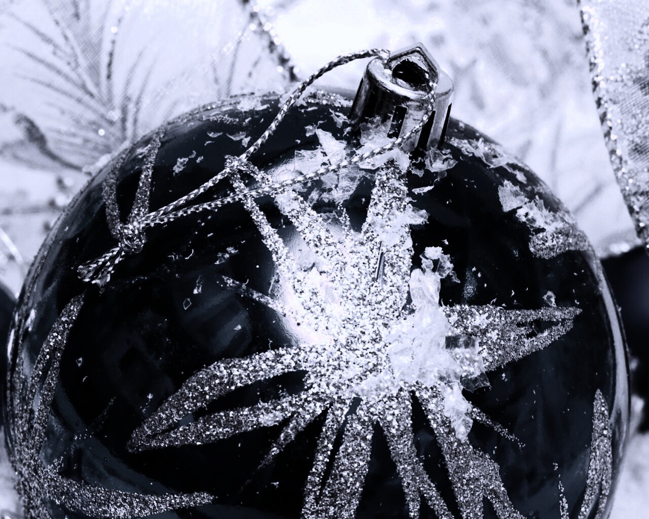 Синий елочный шар обои