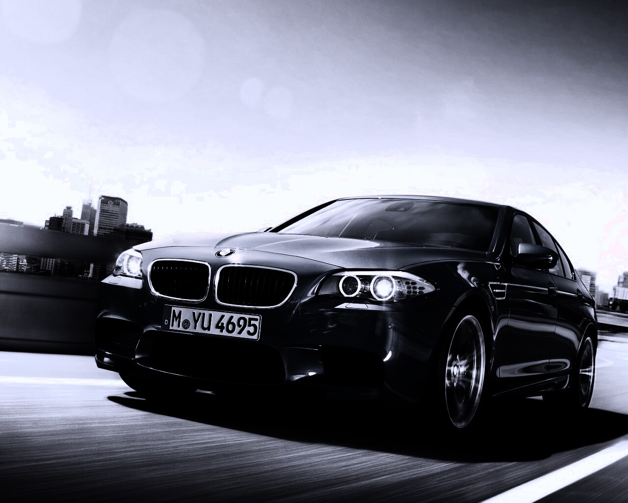 БМВ Ф10 в лучах солнца обои