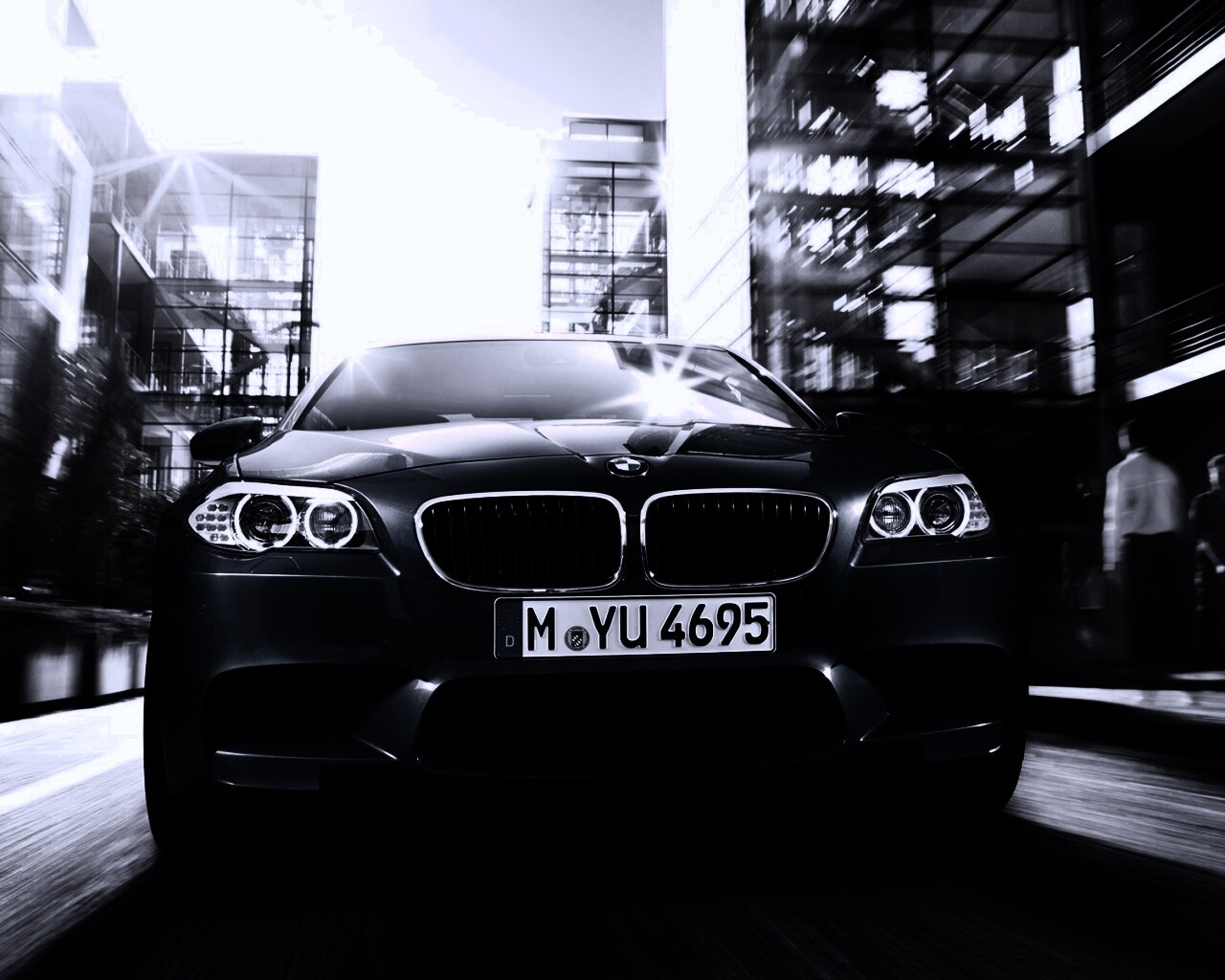 BMW покоряет городскую улицу обои