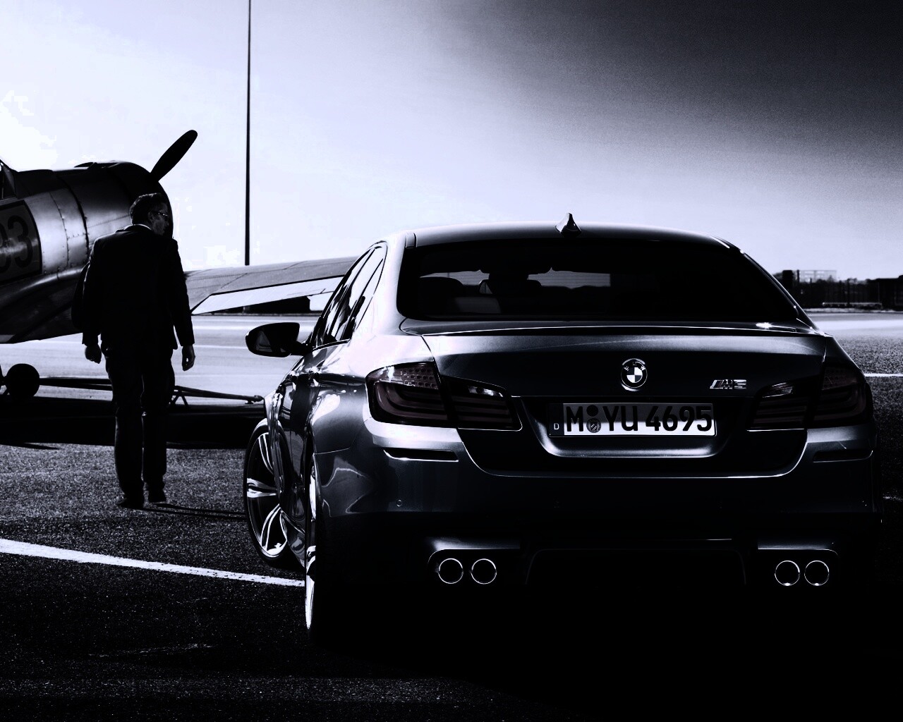 BMW F10 M5 на аэродроме обои
