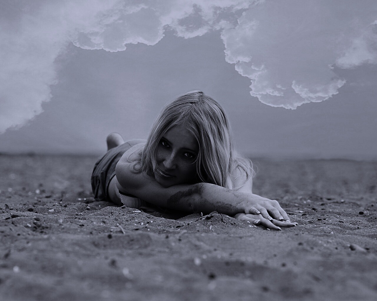 Девушка на песке обои