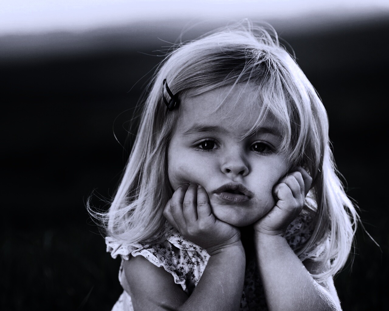 Малышка грустит обои