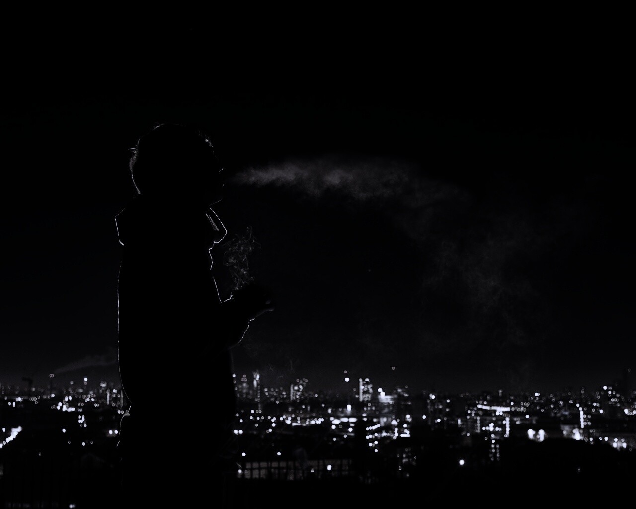 Курящий на крыше парень обои