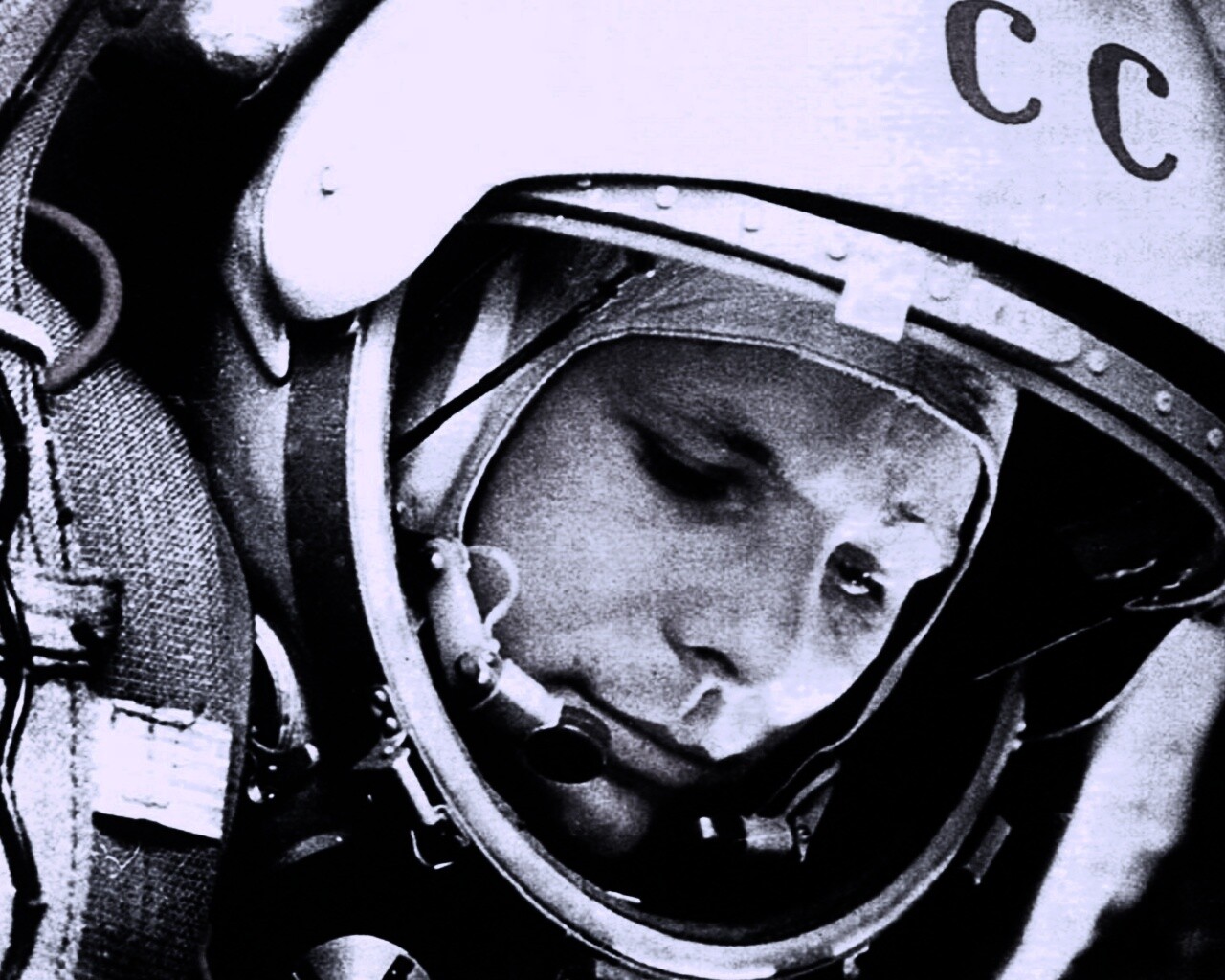 Юрий Гагарин в скафандре обои