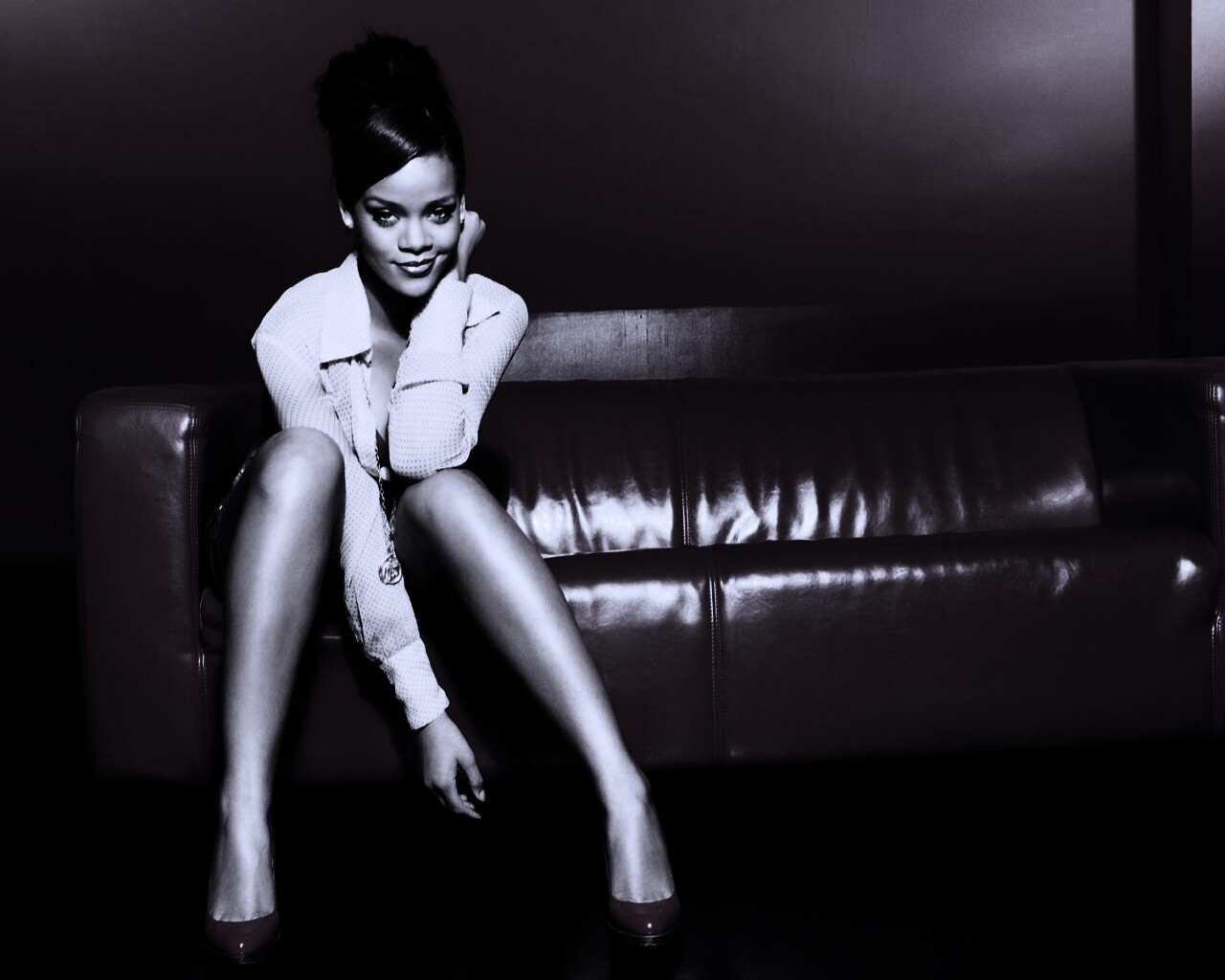 Рианна на красном кожаном диване обои