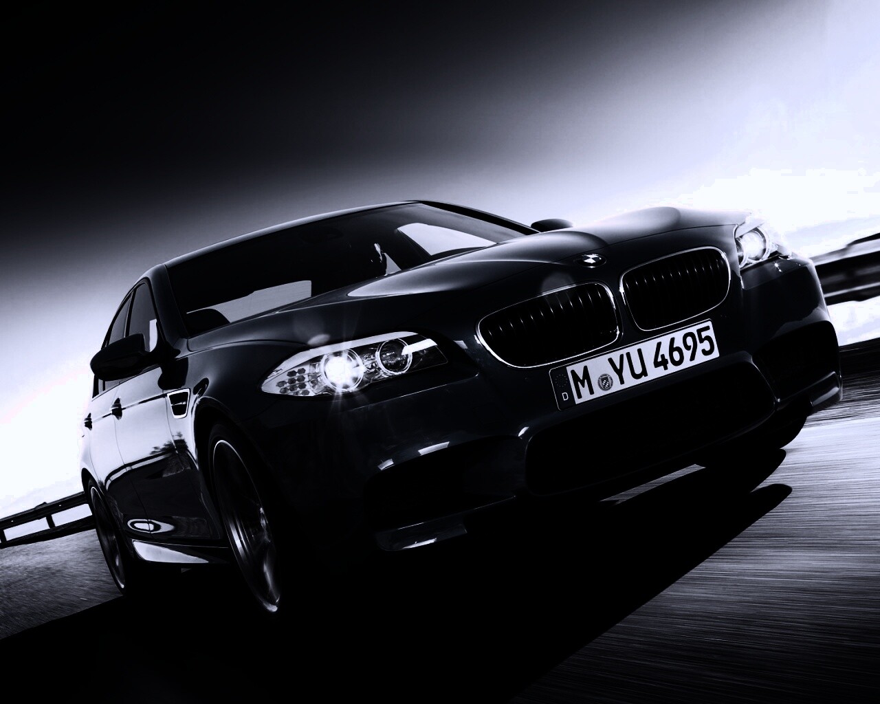 Синий БМВ на трассе обои