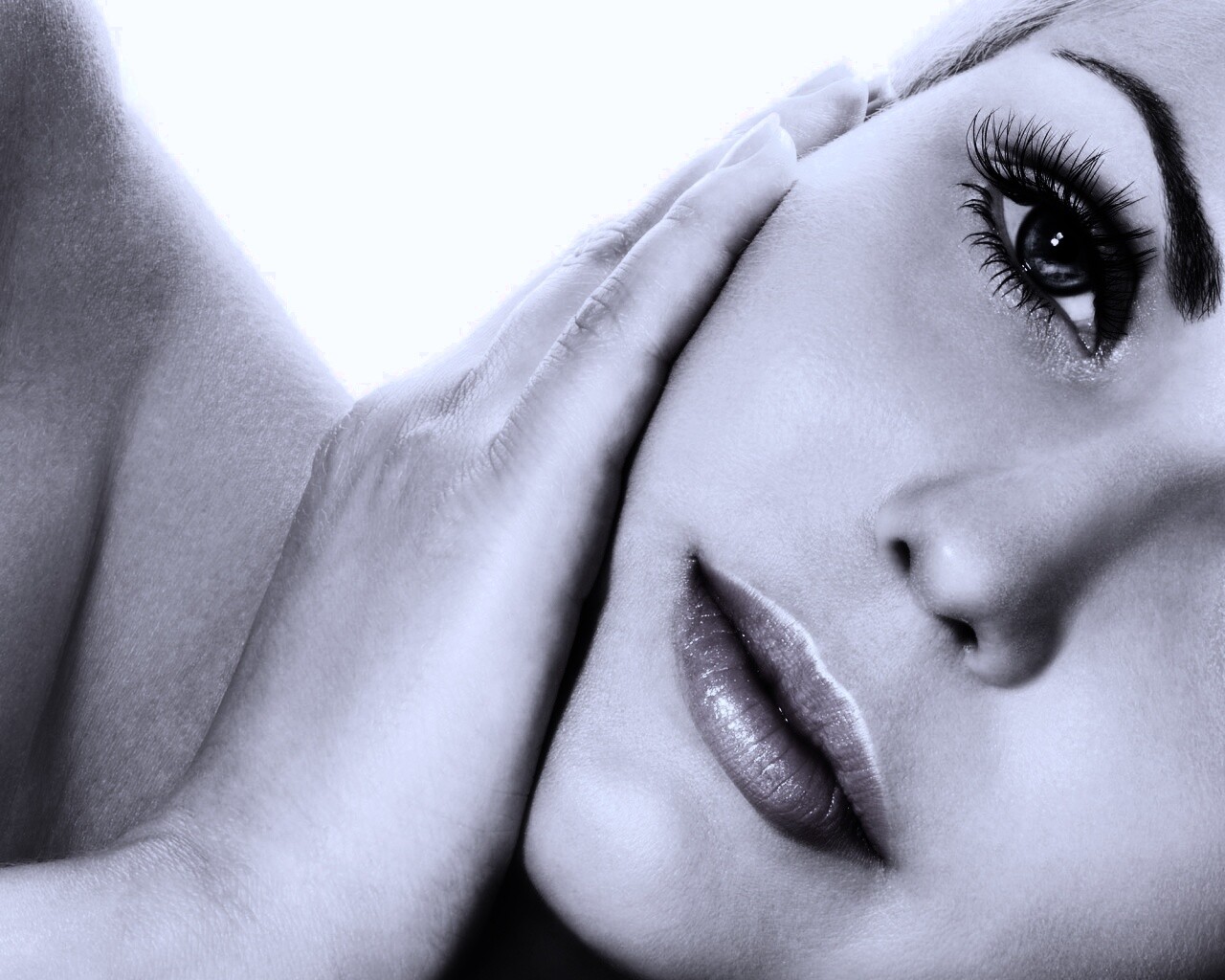 Взгляд из под ресниц обои