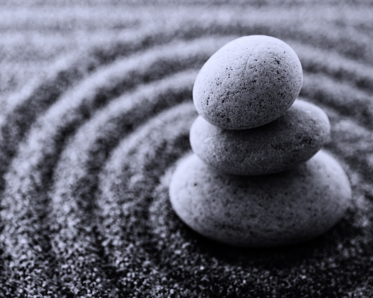 Пирамидка в саду камней обои