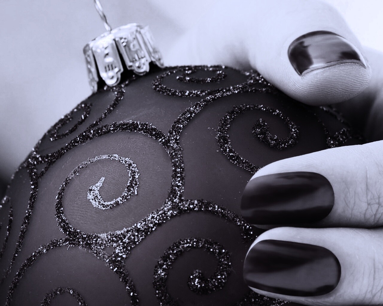 Елочная игрушка в руке обои