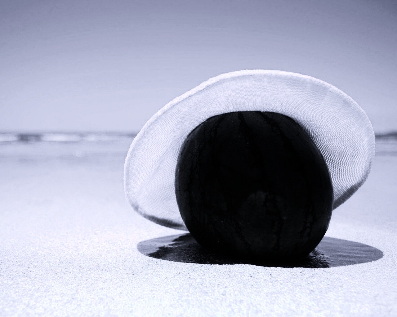 Арбуз в летней шляпке на пляже обои