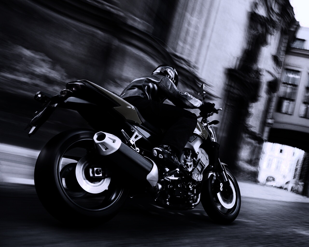 Ямаха и наездник на улицах города обои