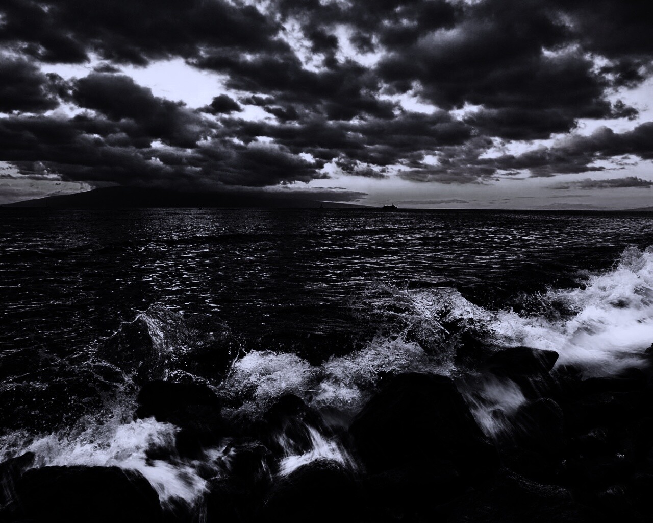 Неспокойно синее море.. обои