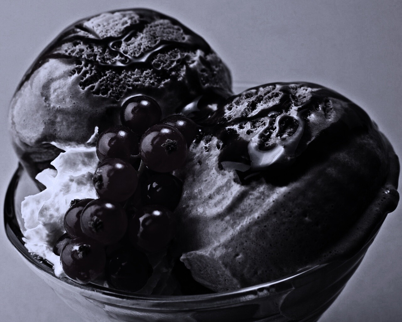 Шоколадное мороженое со смородинкой обои