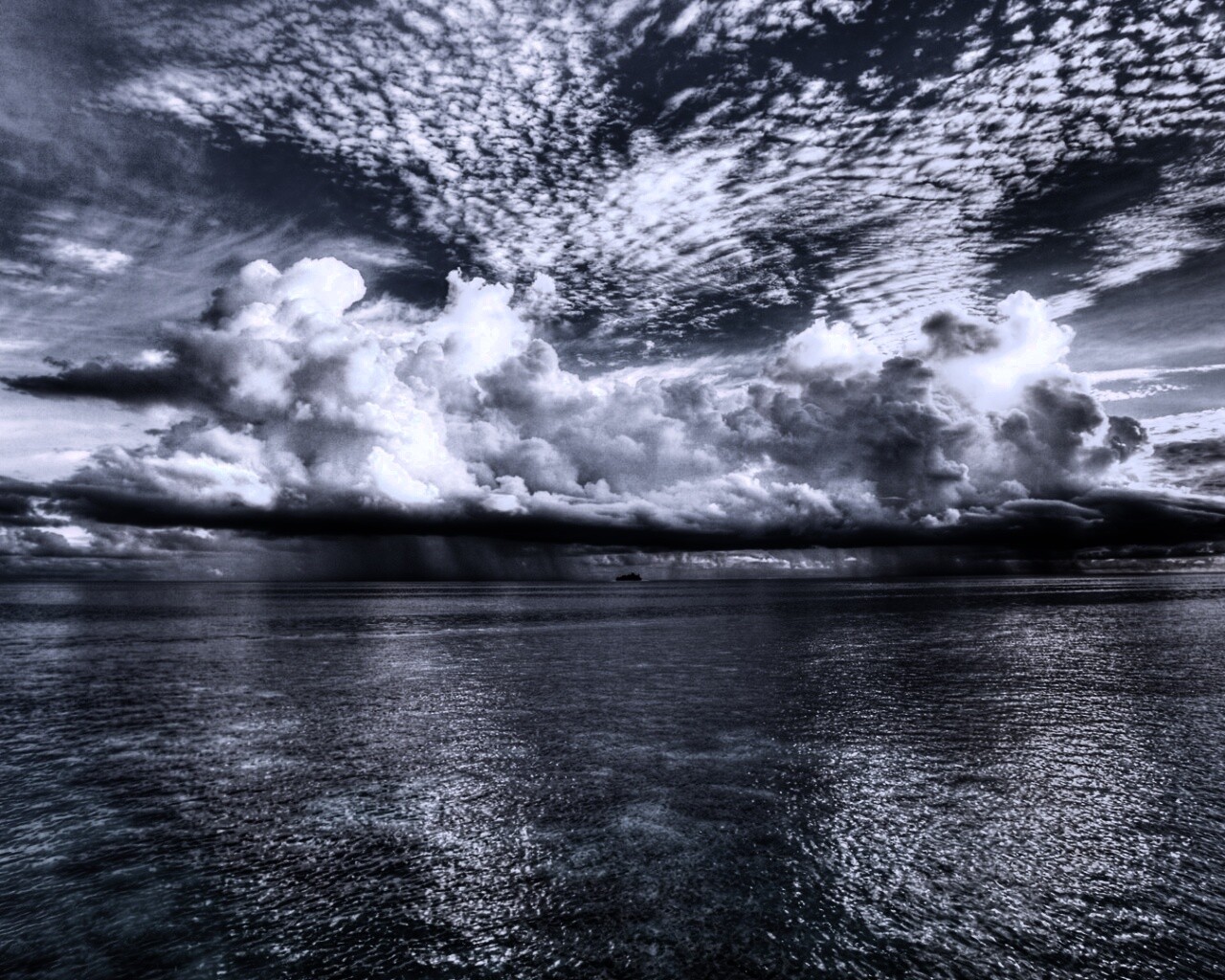 Тучи над морем обои
