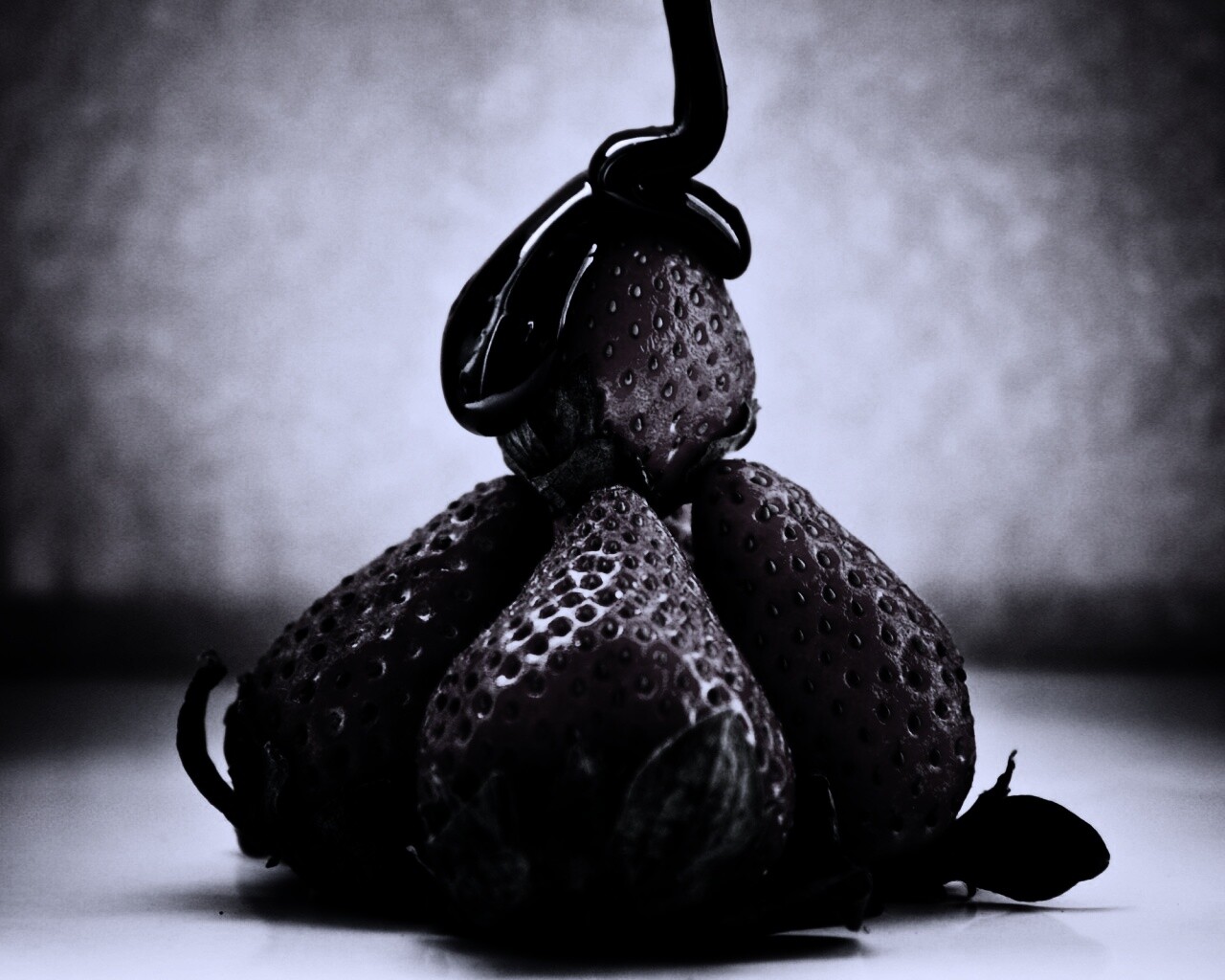 Аппетитная клубничка с шоколадом обои