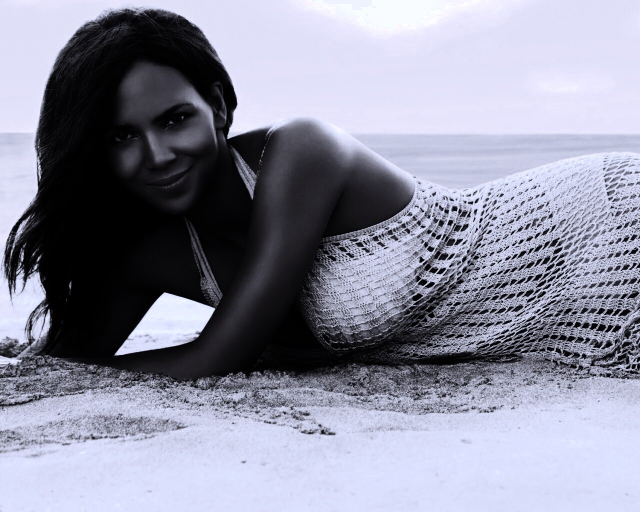 Холли Берри на пляже обои