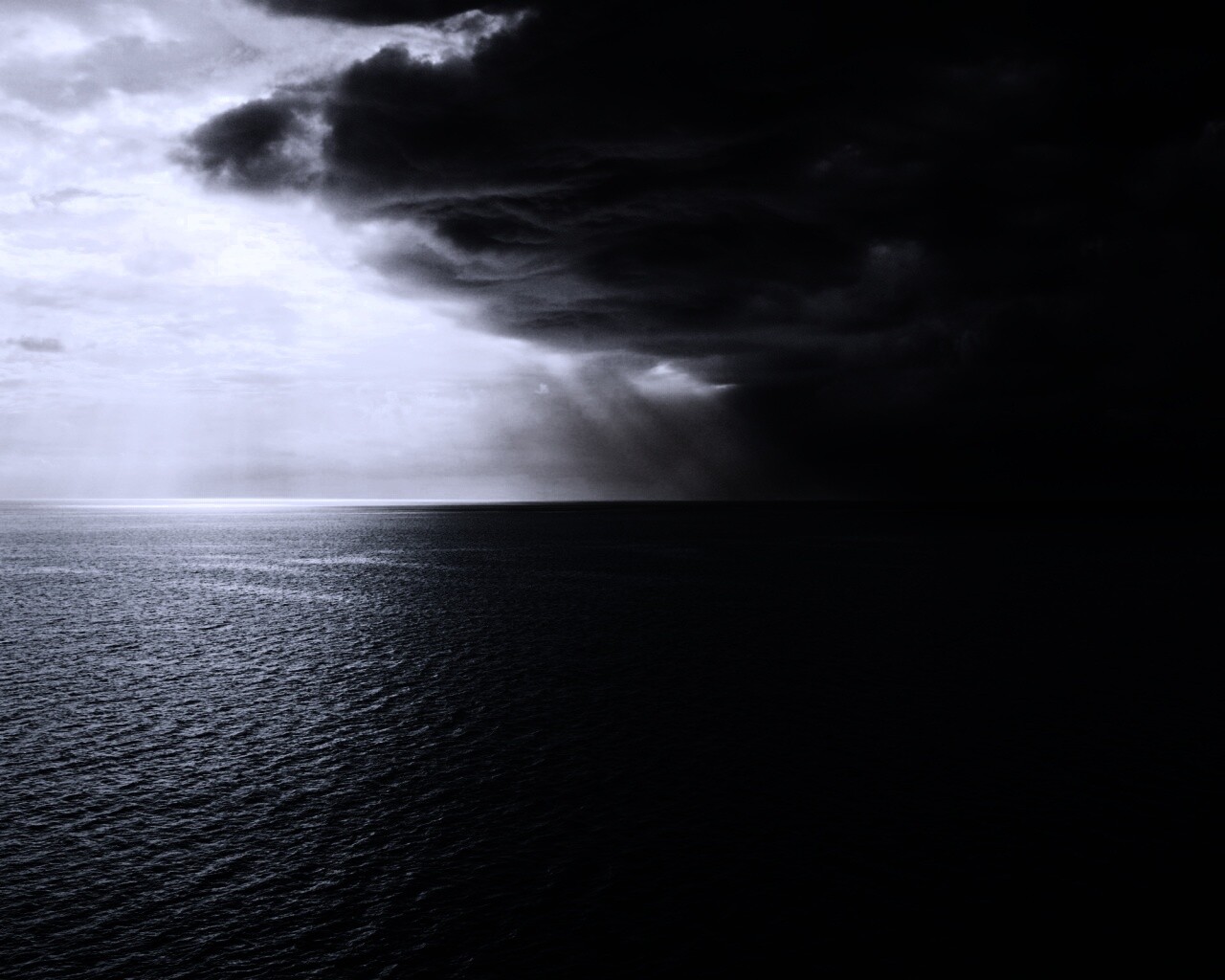 Синее море и грозные тучи обои