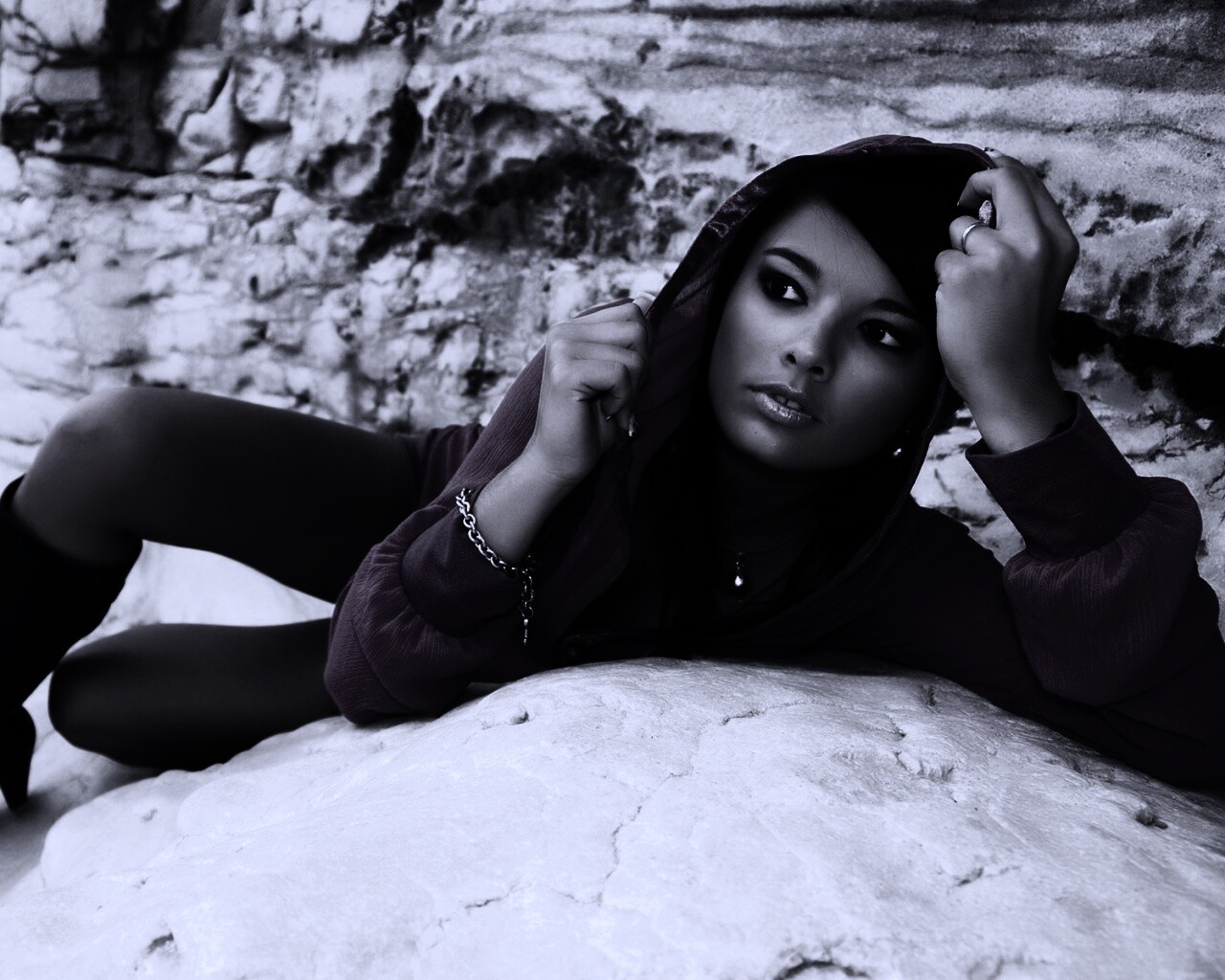 Девушка в розовой накидке обои