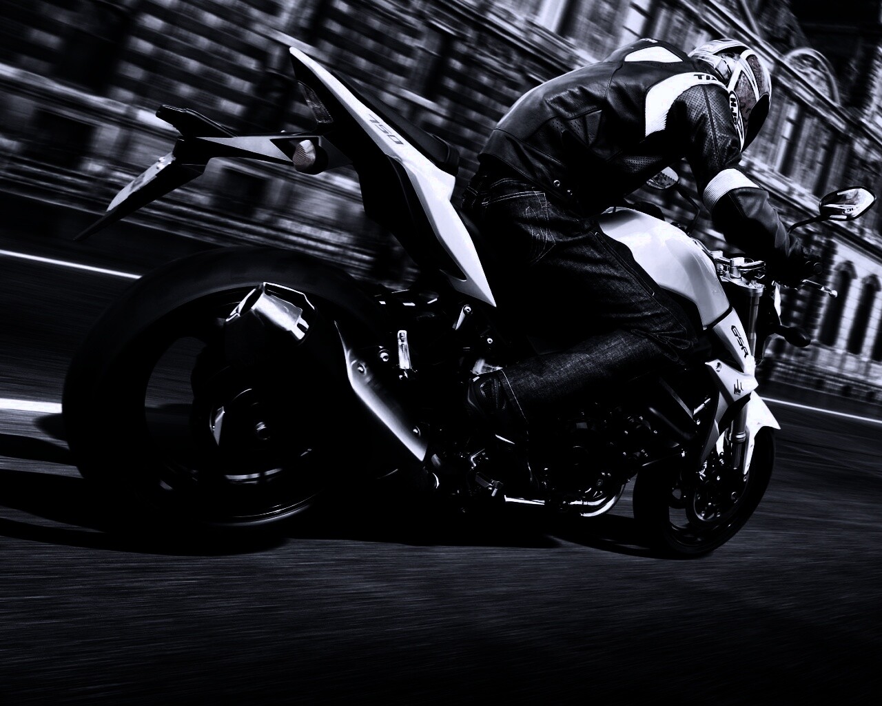 Мотоциклист мчится по городу обои