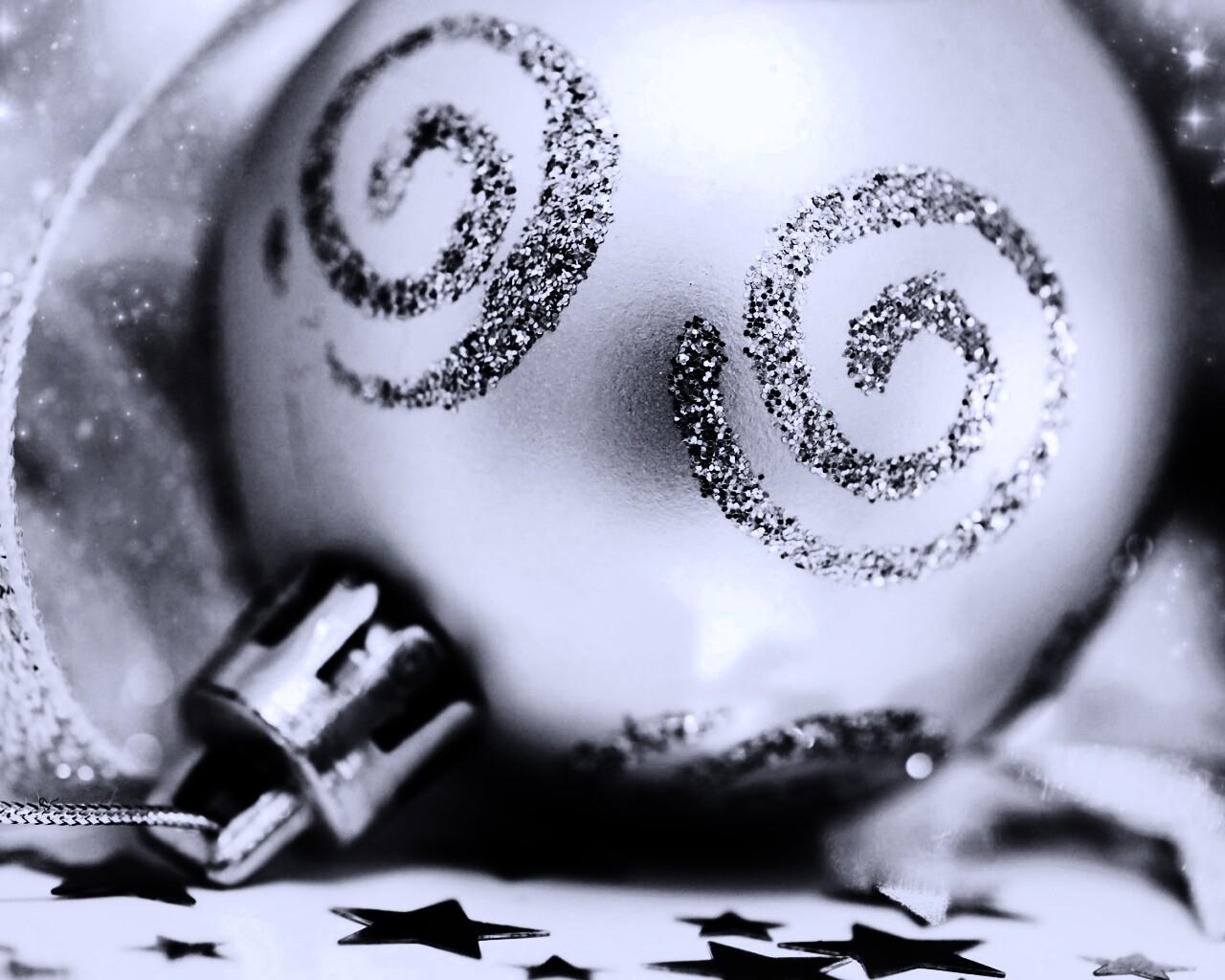 Ёлочный шарик белого цвета обои