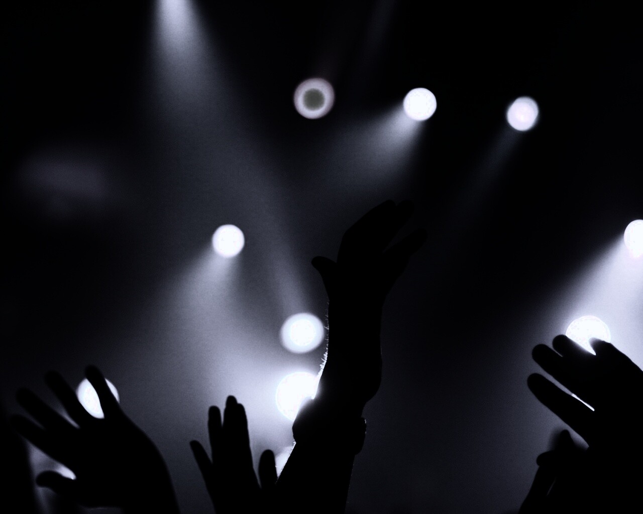 Руки людей на концерте обои