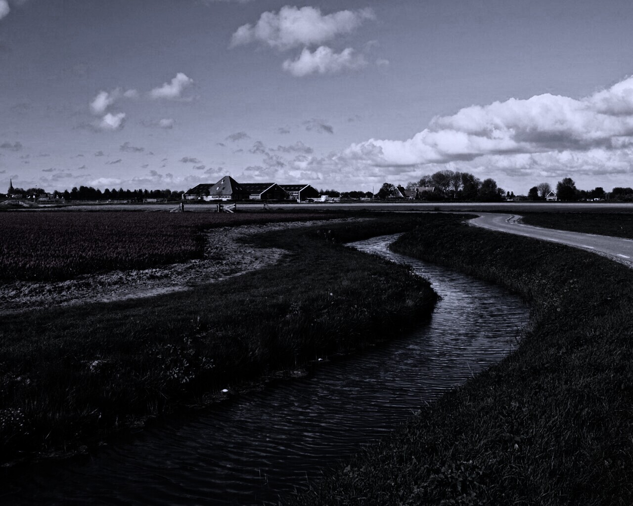 Канал вдоль дороги обои