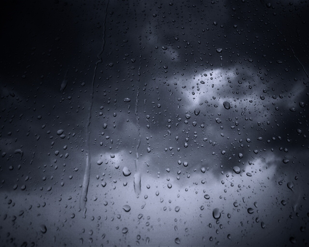 Капли на стекле обои