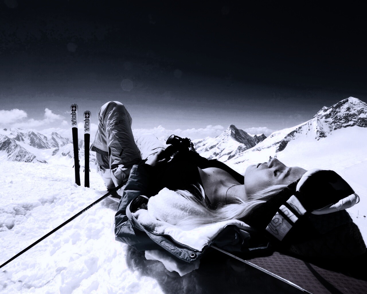 Лыжница отдыхает в горах обои