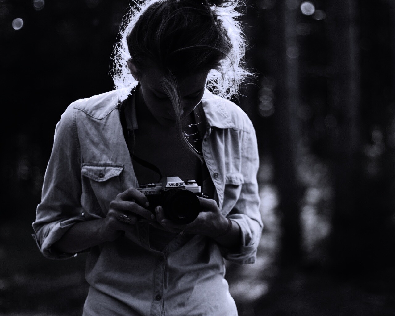 Девушка-фотограф обои