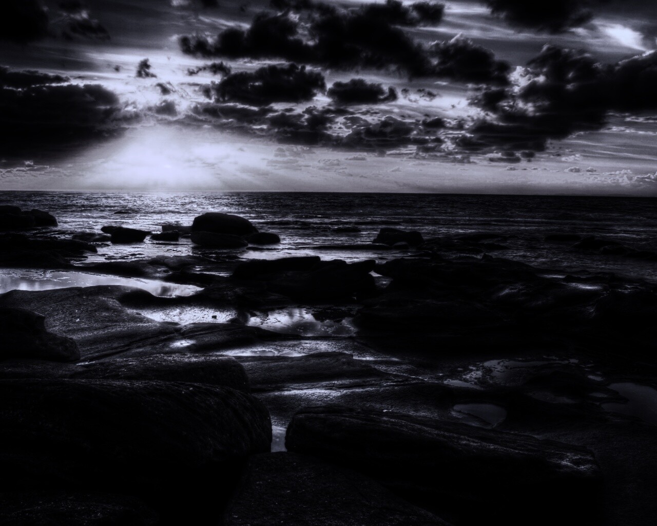 Каменистый берег на закате обои