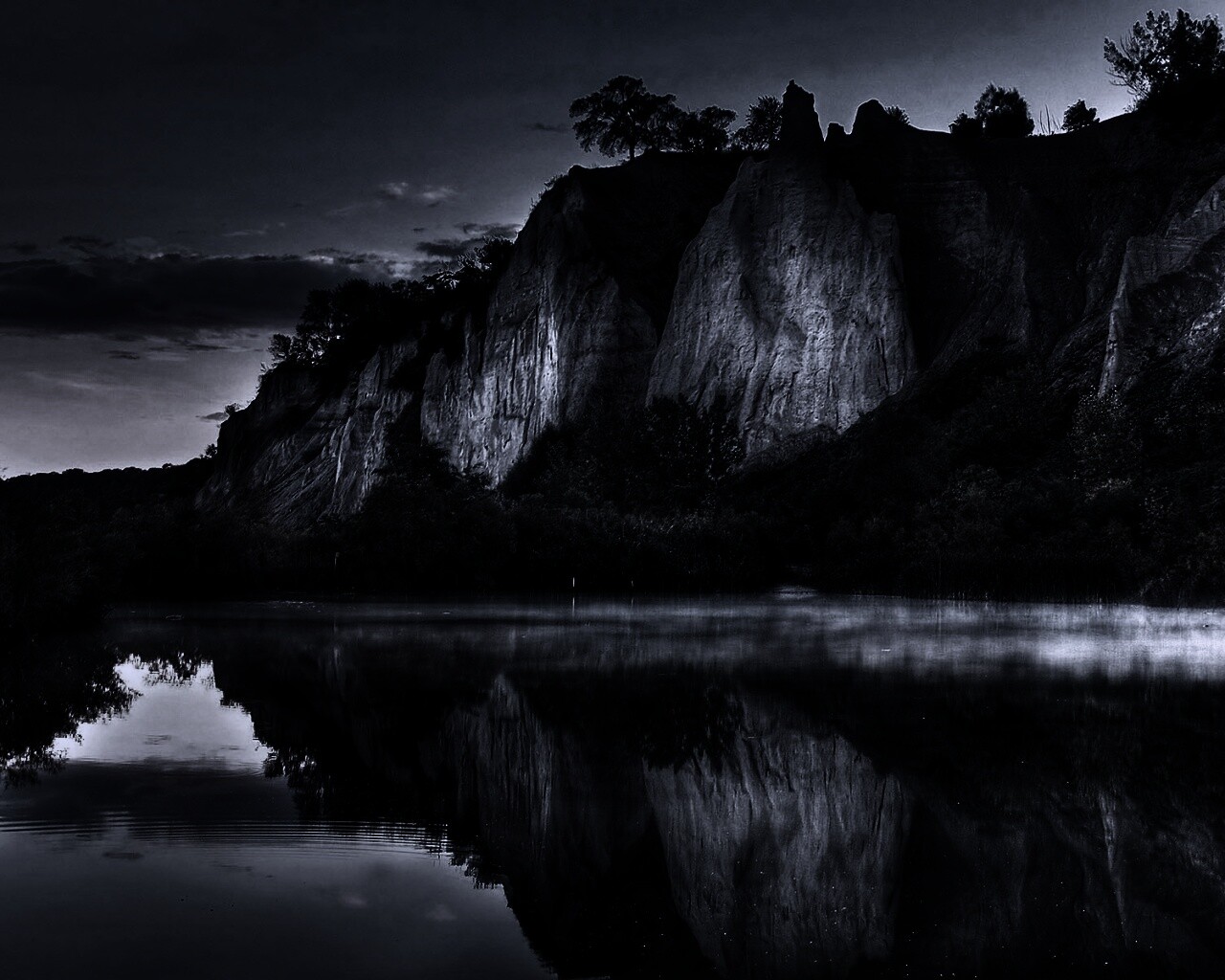 Скалы над озером обои