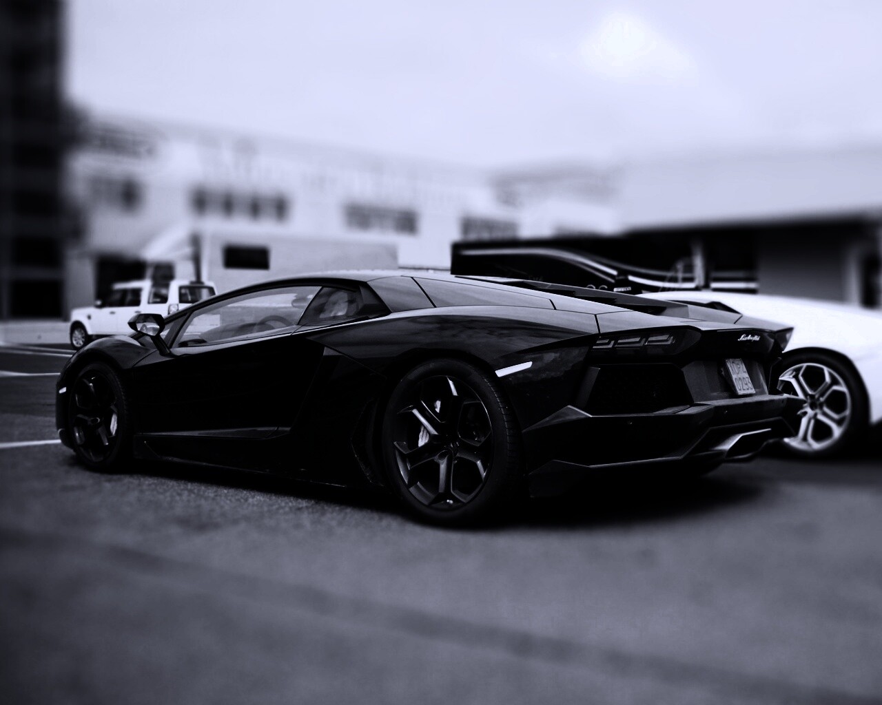 Ламборджини ревентон на парковке обои