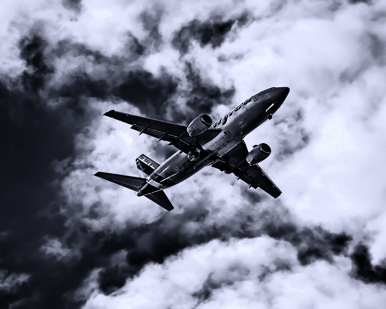 Самолет гражданской авиации в небе обои