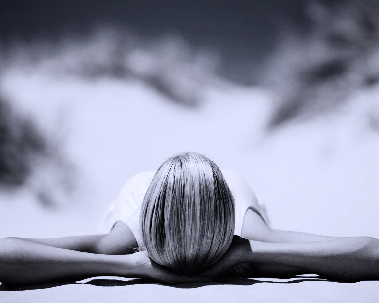 Девушка на солнце обои