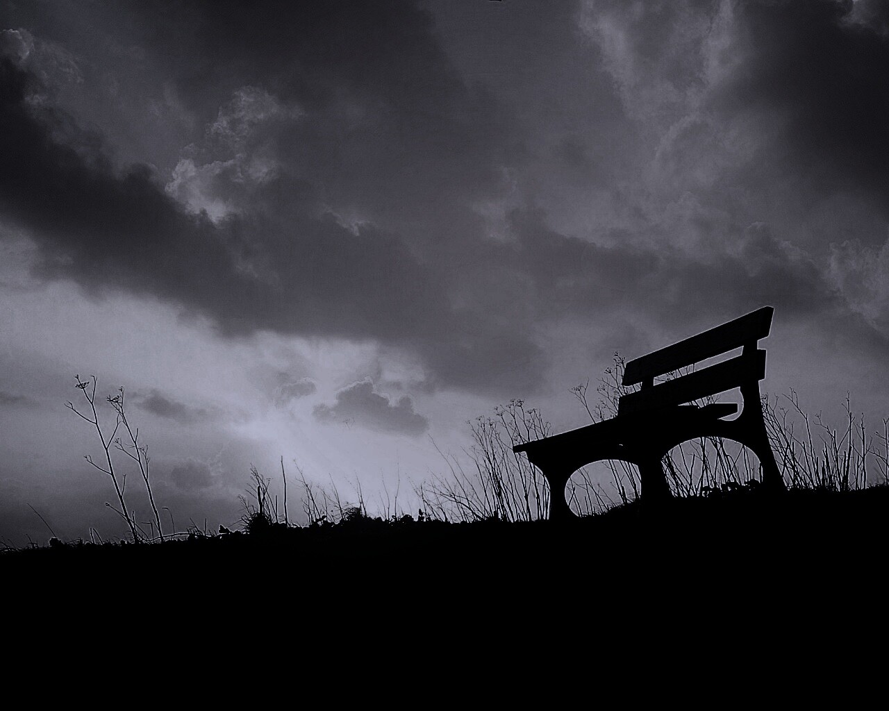 Силуэт скамейки на фоне неба обои