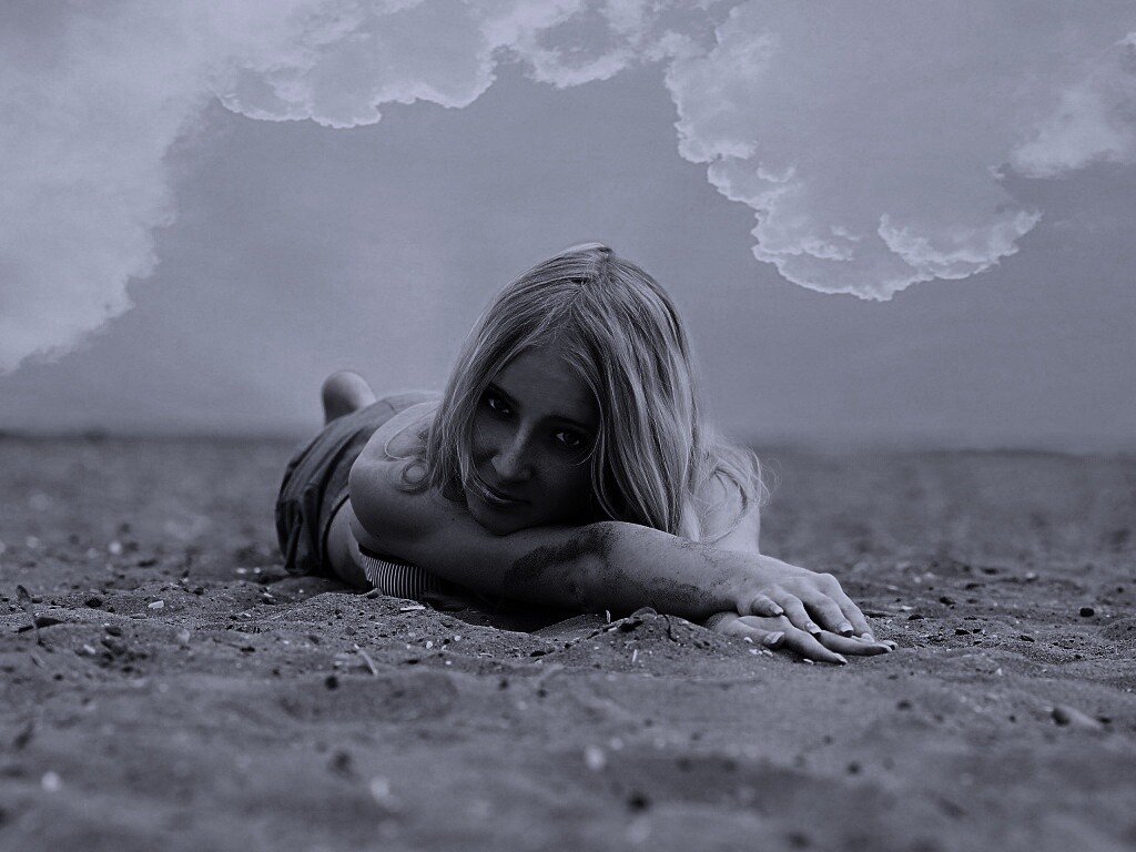 Девушка на пляже обои