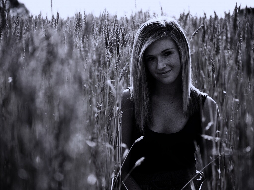 Девушка во ржи обои