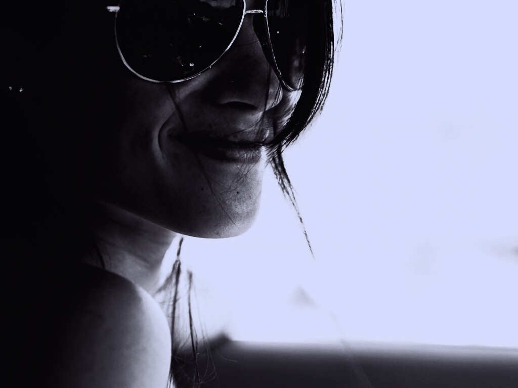 Девушка в очках обои