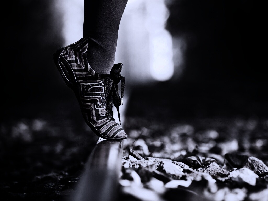 Разноцветные кроссовки обои