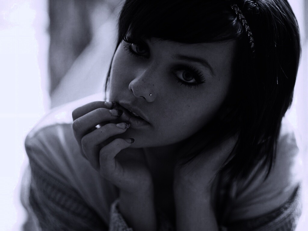 Задумчивая девушка обои