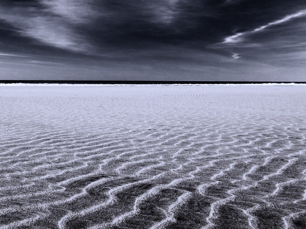 Пустыня на фоне моря обои